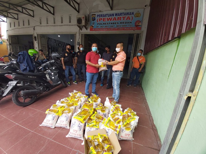 Tetap Jaga Prokes, Ketua Pewarta Kembali Gulirkan Sembako kepada Pengurus dan Anggota