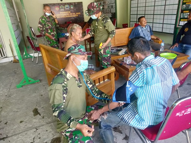 Tim Keslap Satgas TMMD Mengecek Personil dan Warga Sebelum Bekerja