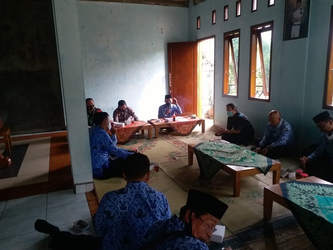 Wakili Danramil, Pelda Panggung Mengikuti Rakor Tindak Lanjut SE Bupati Guna Cegah Lonjakan Covid-19