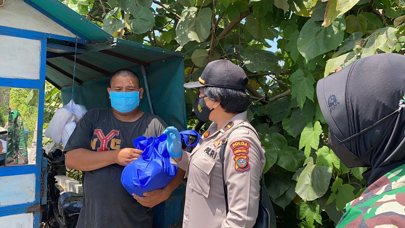 500 Paket Sembako Dibagikan Wanita TNI Polri untuk Masyarakat Terdampak Covid-19