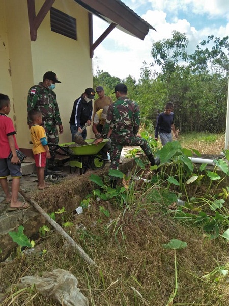 Anggota Satgas Pamtas Yonif 144/JY Membantu Warga dalam Pembenahan WC SMPN 03