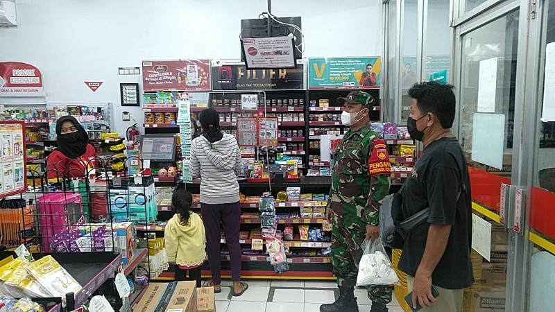 Babinsa Ingatkan Pengelolah Tertibkan Bila Ada Antrian