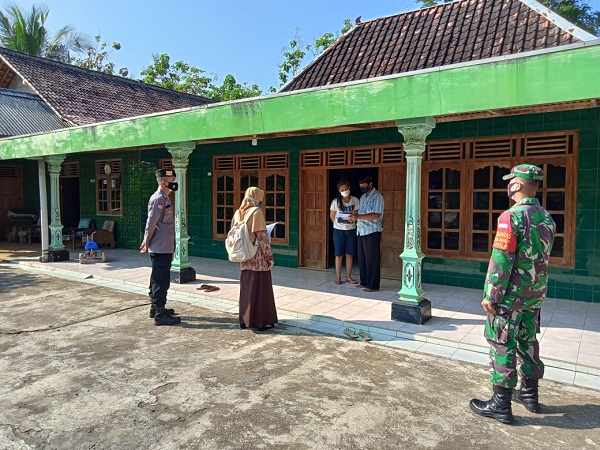 Babinsa Koramil 03/Ngadirojo Aktif Mendampingi Tim Kesehatan Laksanakan Tracing