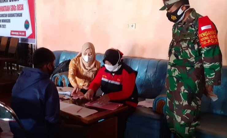 Babinsa Koramil 23/Karangtengah Mendampingi Penyaluran BLT DD