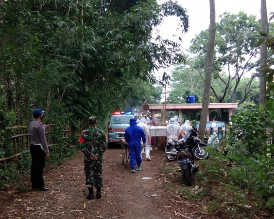 Babinsa Mendampingi Relawan Jogo Tonggo Melaksanakan Pemakaman Jenazah