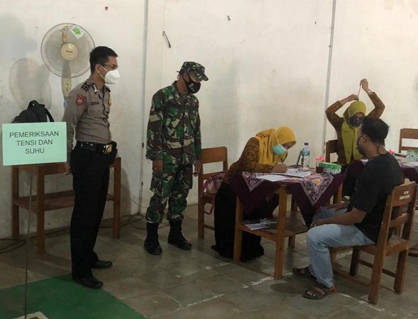 Babinsa Miricende Mendampingi Perugas Kesehatan Vaksinasi kepada Warga