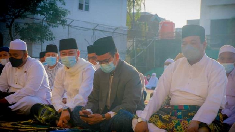 Bupati Rohil Laksanakan Sholat Idul Adha di Lapangan Tenis Bagansiapiapi