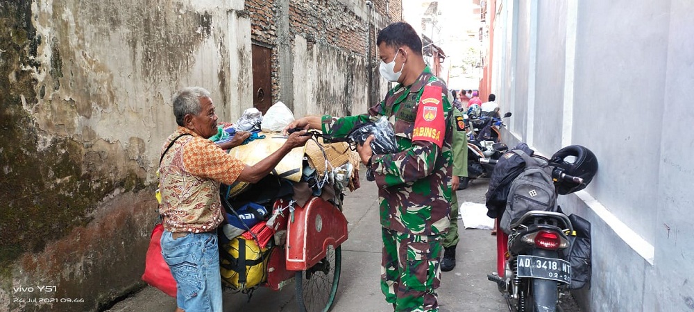 Cek PPKM Level 4, Sertu Dwi Santoso Membagikan Masker dan Himbau Warga untuk Patuhi Prokes