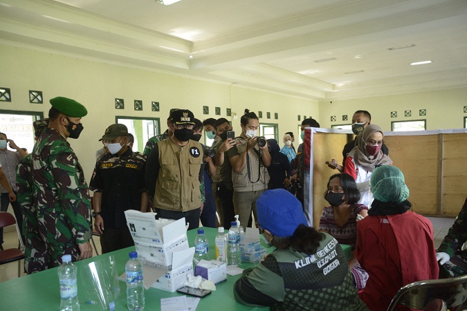 Danrem 061/Sk Bersama Walikota Bogor Meninjau Serbuan Vaksinasi di Yonif 315/Grd