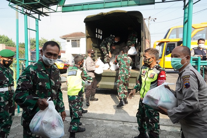 Danrem 071/Wijayakusuma Menyalurkan Bantuan Beras kepada Masyarakat Terdampak PPKM Darurat di Wilayahnya