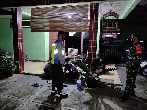 Dukung Program PPKM Darurat, Koramil dan Polsek Jatiroto Menyampaikan Pentingnya Patuhi Prokes 5M