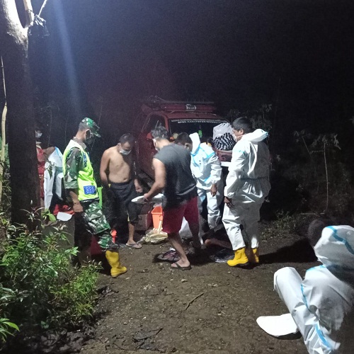 Forkopimcam Ngadirojo Mendampingi Petugas Gabungan Pemakaman Secara Standar Prokes