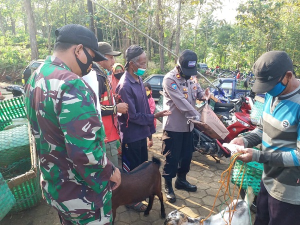Petugas Gabungan Memberikan Himbauan dan Bagikan Masker kepada Warga