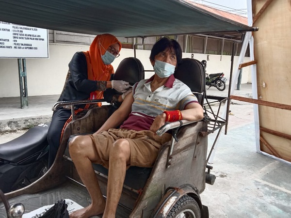 Gerai Vaksinansi Presisi Polres Tanjung Balai Vaksin Warga Lumpuh di Atas Becak