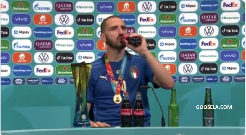 Italia Juara Euro 2020, Saat Konferensi Pers Bonucci Minum Bir Heineken & Coca-cola