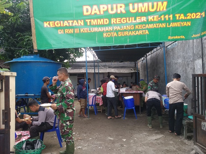 Jalin Kebersamaan Satgas TMMD dan Warga Melalui Makan Siang