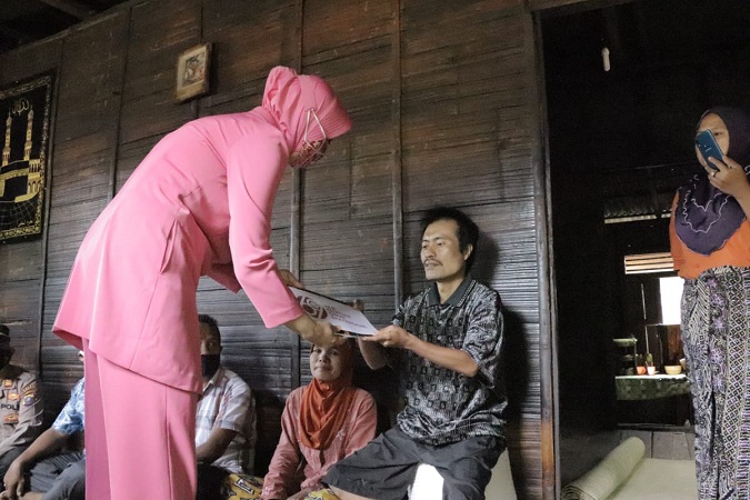 Kapolres Madina dan Ketua Bhayangkari Cabang Madina Menyantuni Warga Penderita Lambung Bocor dan Guru Ngaji Penyandang Cacat Fisik