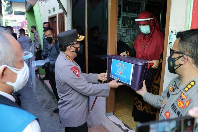 Kapolri Instruksikan Jajarannya Percepat Distribusi Bansos PPKM Darurat ke Warga