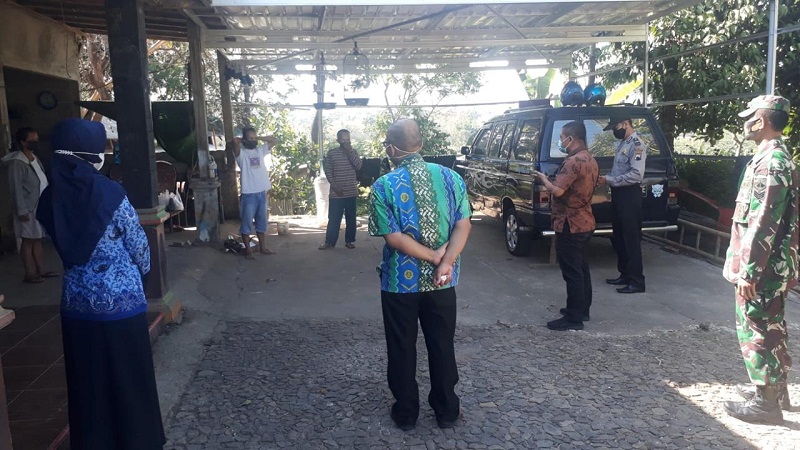 Kepedulian Petugas Gabungan kepada Warga yang Jalani Isolasi Mandiri