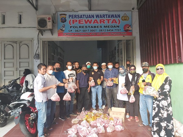 Ketua Pewarta Membagikan Daging Kurban kepada 80 Wartawan