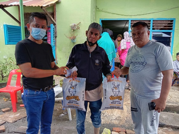 Ketua Pewarta Polrestabes Medan Memberikan Santunan dan Beras kepada Keluarga Almh Rita Hanum