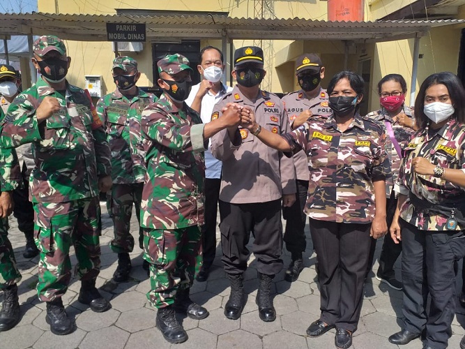 Kompak..!! Koramil 02/Banjarsari Bersama FKPPI 1135 Surakarta Berikan Ucapan HUT Bhayangkara ke-75