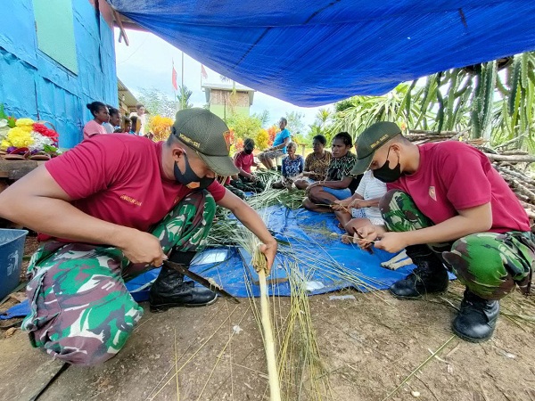 Manfaatkan Pelepah Kelapa TNI Mempelopori Warga untuk Buat Kerajinan Sapu Lidi Gagang