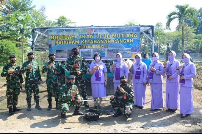 Panglima Bersama Warga Kosekhanudnas III Panen Raya Lele Mutiara, Rambutan, dan Durian