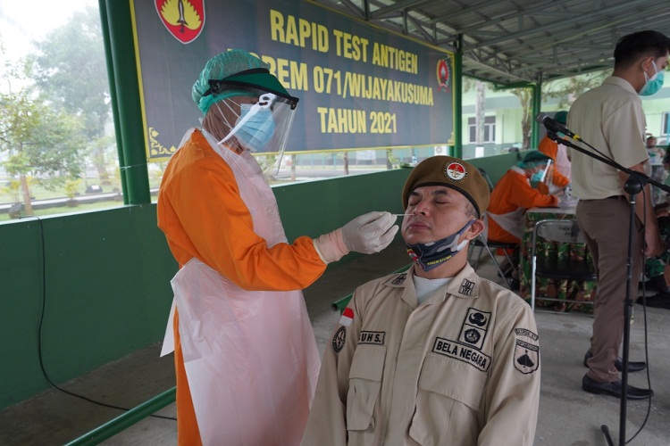 Peduli Kesehatan Keluarga Besarnya, Danrem 071/Wijayakusuma Memberikan Rapid Test