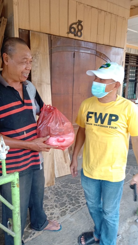 Peduli PPKM, FWP Bagi-bagi Sembako ke Bilal Mayit Door to Door