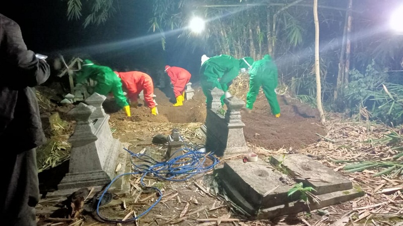 Personil Koramil dan Polsek Jatipurno Mendampingi Pemakaman Warga dengan Prosedur Covid-19