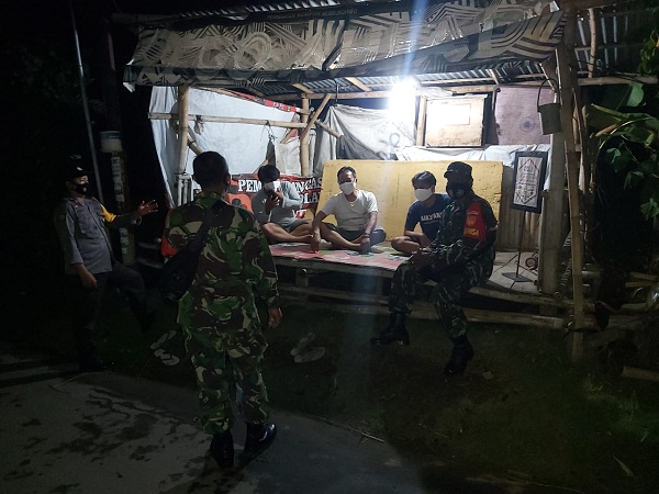 Petugas Edukasi Warga Saat Siskamling
