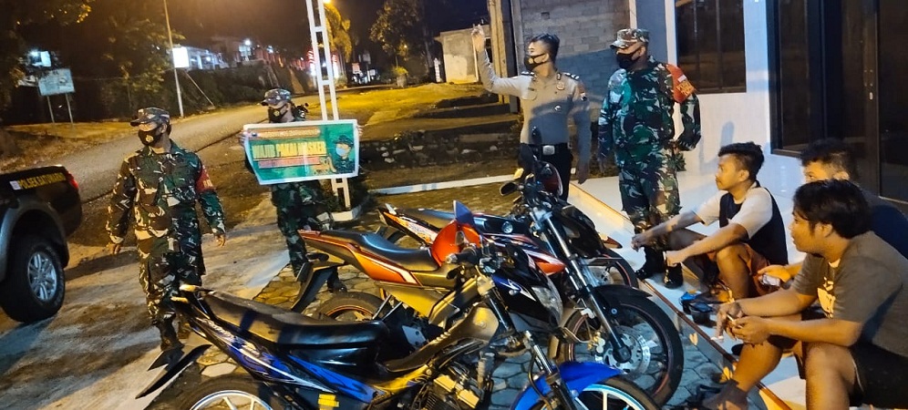 Petugas Gabungan Memberikan Himbauan kepada Warga Penerapan PPKM Darurat