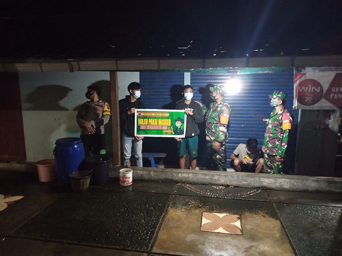 Petugas Gabungan TN Polri Kecamatan Jatiroto Menggelar Patroli dalam Rangka PPKM Darurat