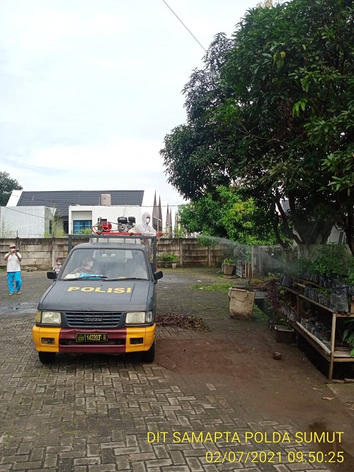 Poldasu Semprot Cairan Disinfektan di Kawasan Padat Penduduk