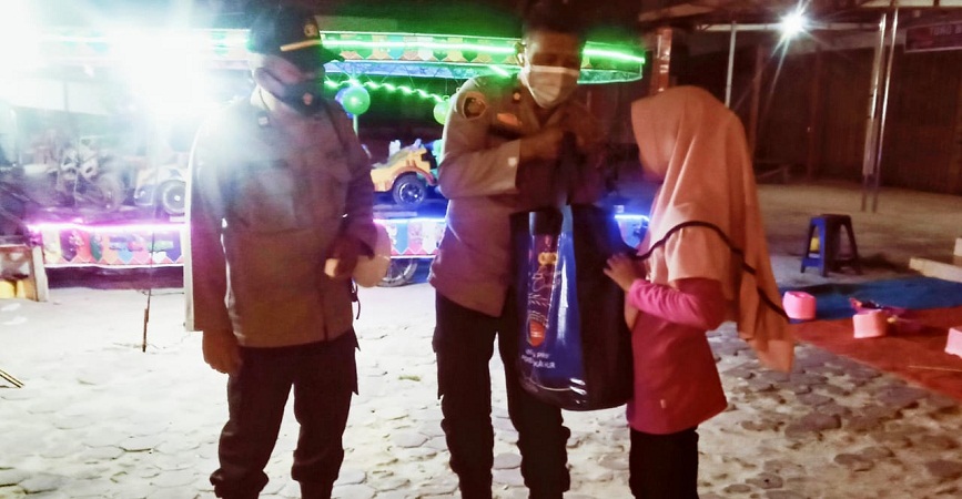 Polres Rokan Hilir menggelar patroli skala besar disertai pembagian bantuan sosial kepada pedagang kaki lima