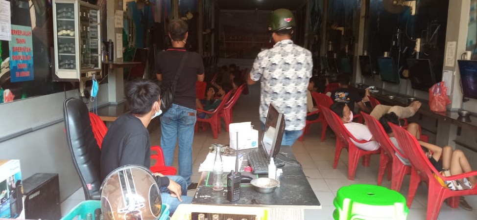 Razia PPKM, Polsek Medan Timur Temukan Puluhan Orang Main Game
