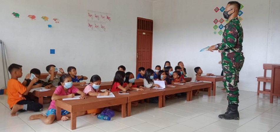 Satgas Pamtas Yonif Mekanis 643/WNS Membantu Mengajar Anak-anak di Perbatasan