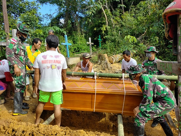 Satgas Pamtas Yonif Mekanis 643/Wns Membantu Proses Pemakaman Warga Perbatasan