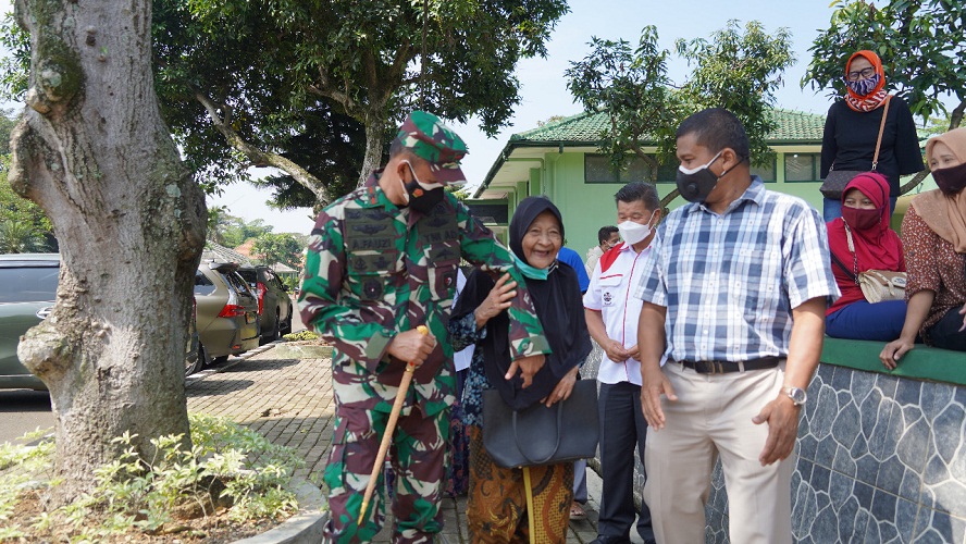 Semangat Nenek Tua 91 Tahun Ingin di Vaksin Mendapat Perlakuan Spesial dari Danrem 061/Sk