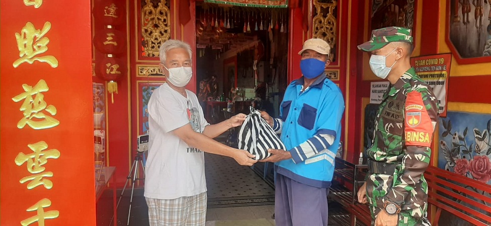 Sertu Hidayat Mendampingi Ketua Klenteng Menyalurkan Bantuan Sembako kepada Warga Terdampak Covid-19