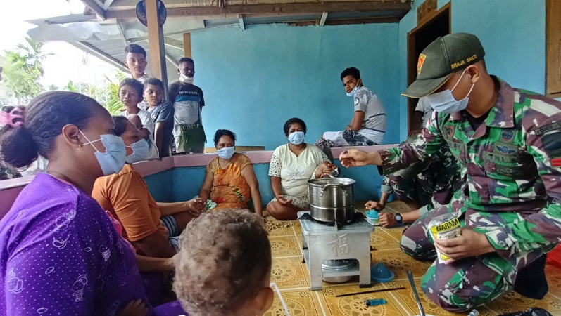 TNI Ajarkan Pembuatan Wedang Jahe ala Pos Skamto di Papua untuk Cegah Covid-19 