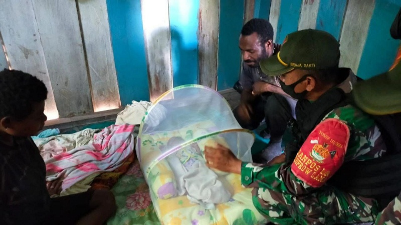 TNI Berikan Talih Asih kepada Warga yang Baru Melahirkan