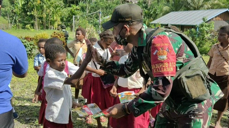 Peringati Hari Anak Indonesia TNI Membagikan Seragam Sekolah dan Sarana Belajar kepada Siswa SD Inpres