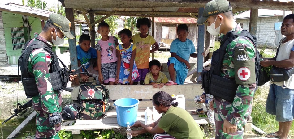 TNI Mengajarkan Warga Cara Membuat Hand Sanitizer di Papua