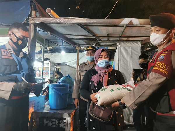 TNI-Polri dan Satgas COVID-19 Patroli Skala Besar Bagikan Bansos di Medan