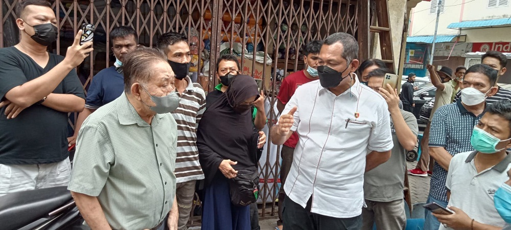 Toko di Jalan Kesawan Kota Medan Patuhi Aturan PPKM Darurat