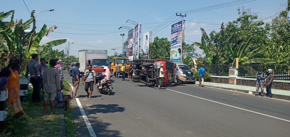 Ugal ugalan, Truk Tabrak Mobil Boks Logistik Medis