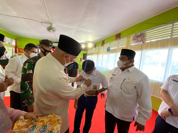 SMAN I dan SMPN I Batang Anai Mengikuti Vaksin Massal Pelajar dan Mendapatkan Pin dari Kodim 0308 / Pariaman