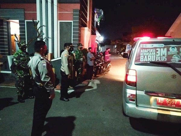 TNI-POLRI Mengawal Warga Isolasi Terpusat di Asrama Haji Donohudan